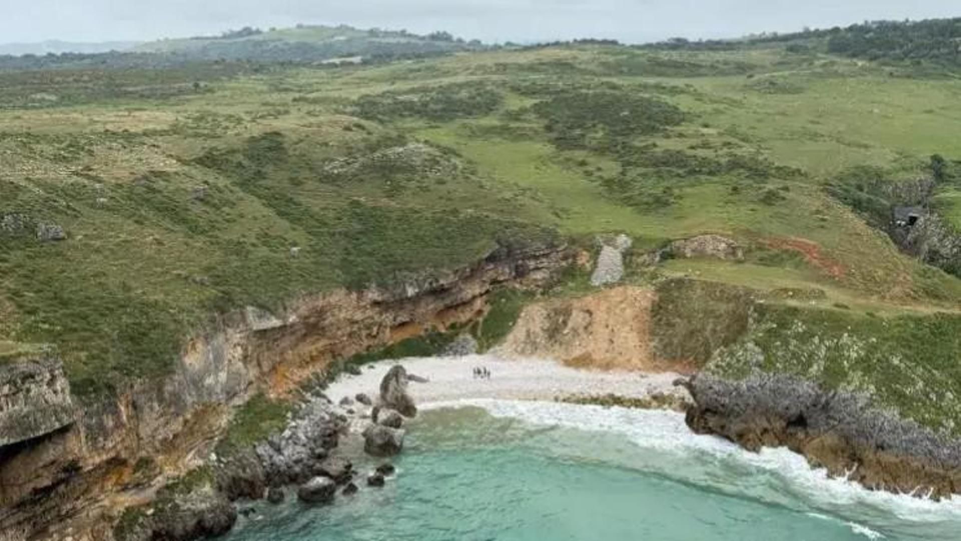 Playa de Fuentes, en Cantabria, donde ha desaparecido el joven de 23 años mientras se bañaba