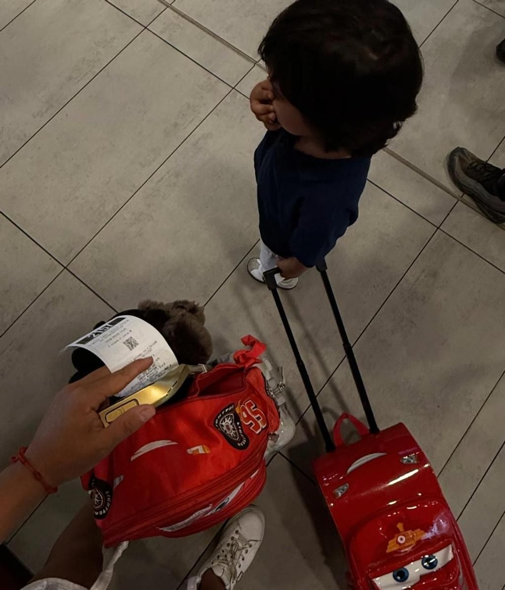 Thiago viaja junto a su madre