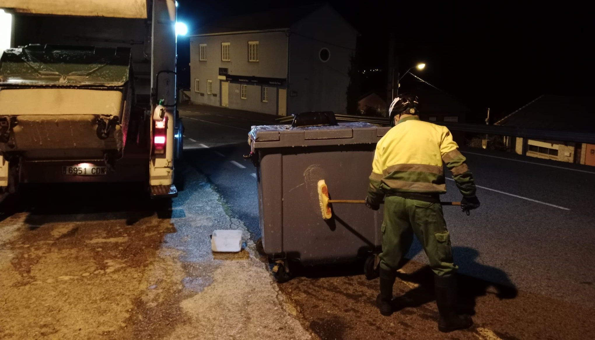 Trabajador del servicio de recogida de basuras en Ferrol, A Coruña