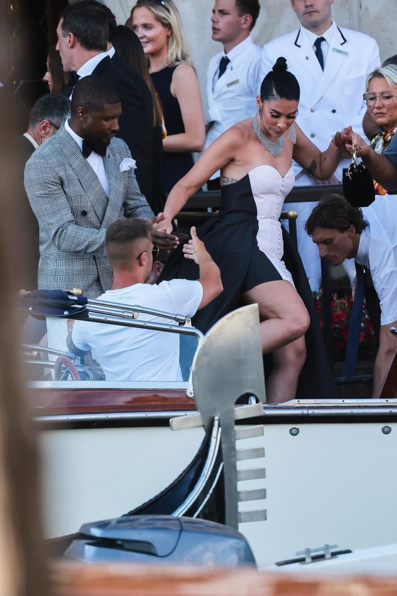 Usher y Jennifer Goicoechea, en la boda de Jeff Bezos y Lauren Sánchez