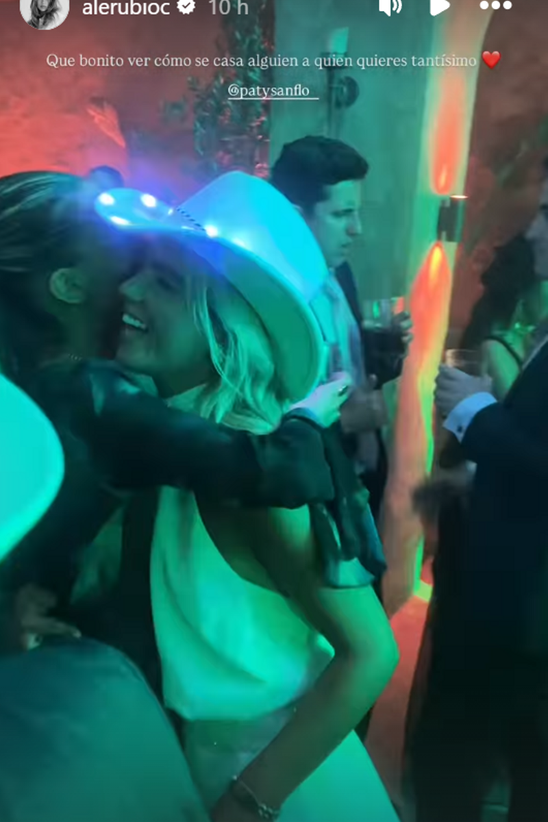 Alejandra Rubio y Paty Sánchez bailando en la boda
