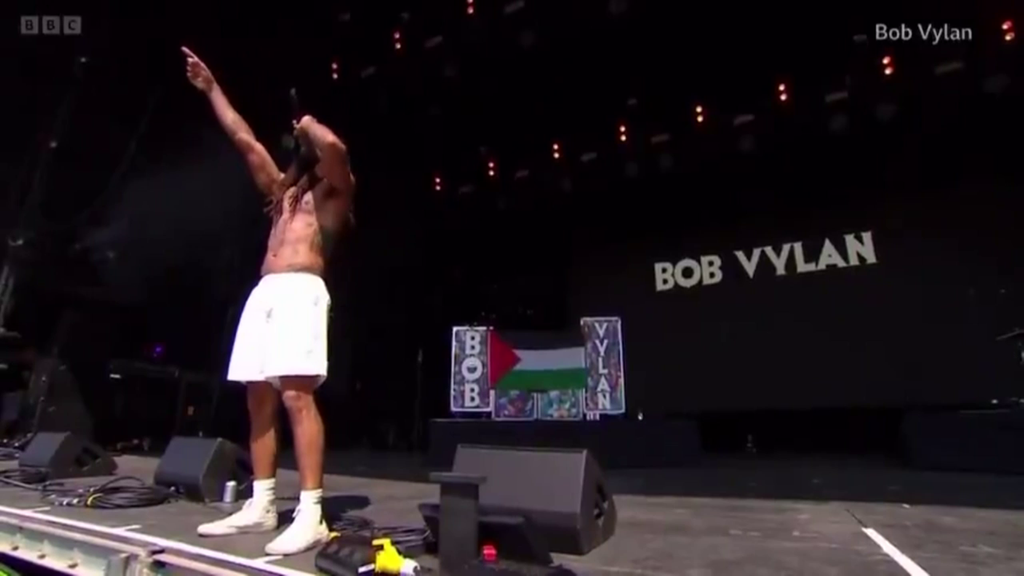 Bob Vylan corea cánticos pro-palestinos y en contra de Israel en el festival de Glastonbury
