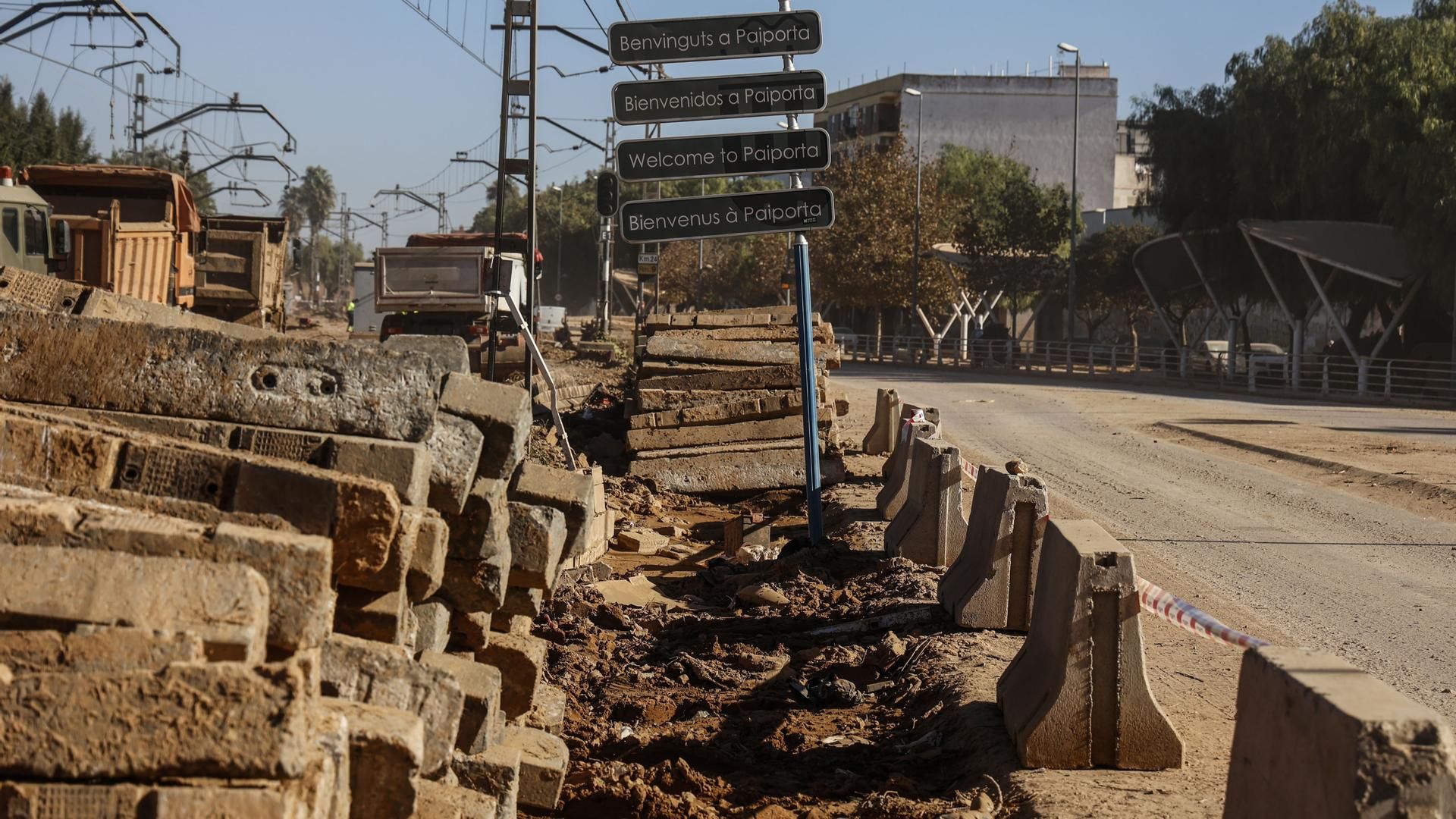 Cartel de bienvenida a Paiporta, un mes tras el paso de la DANA