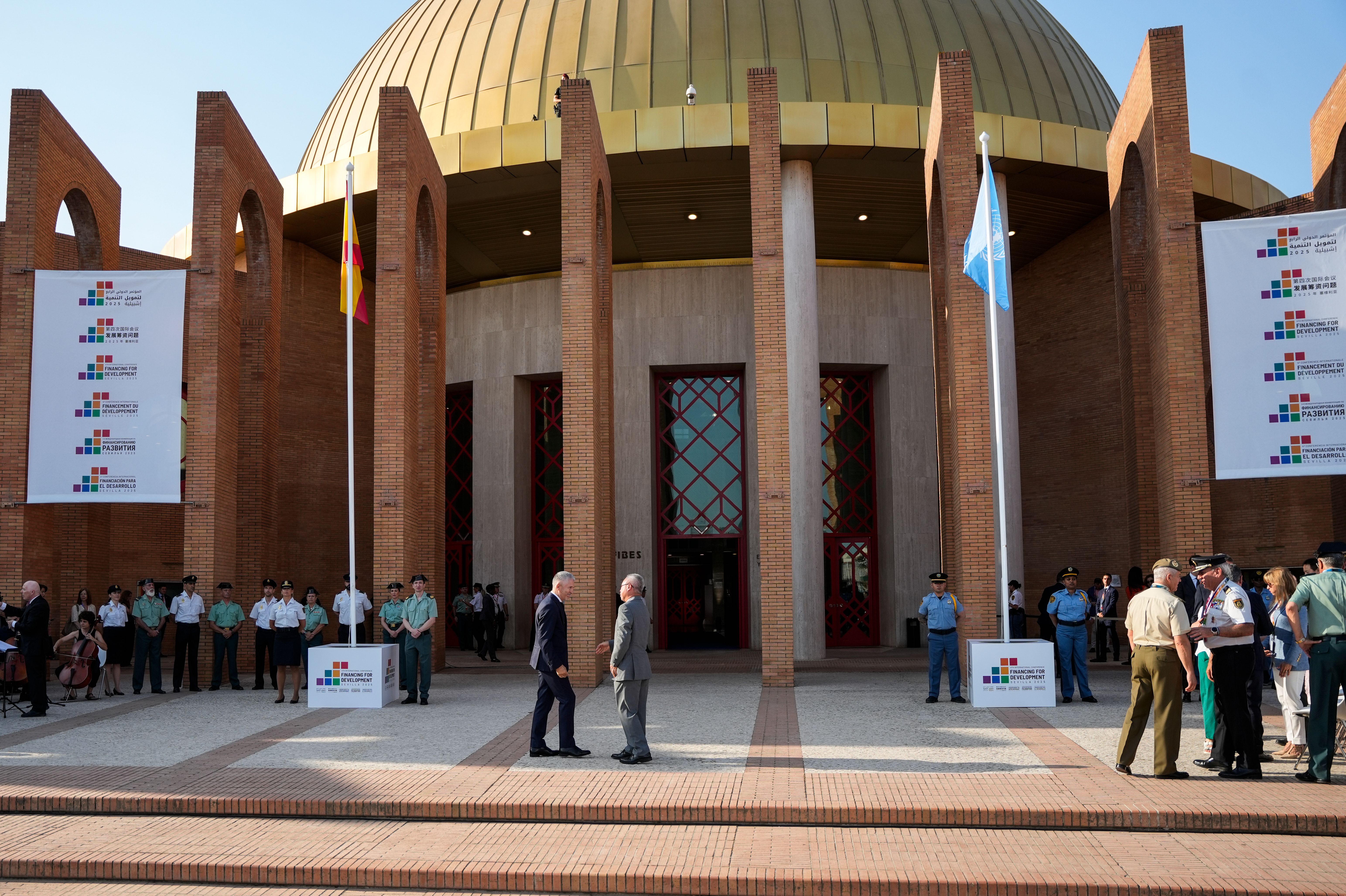 Ceremonia de izado de bandera que marca el inicio del cónclave internacional de la celebración de la IV Conferencia Internacional sobre Financiación del Desarrollo (Sevilla)