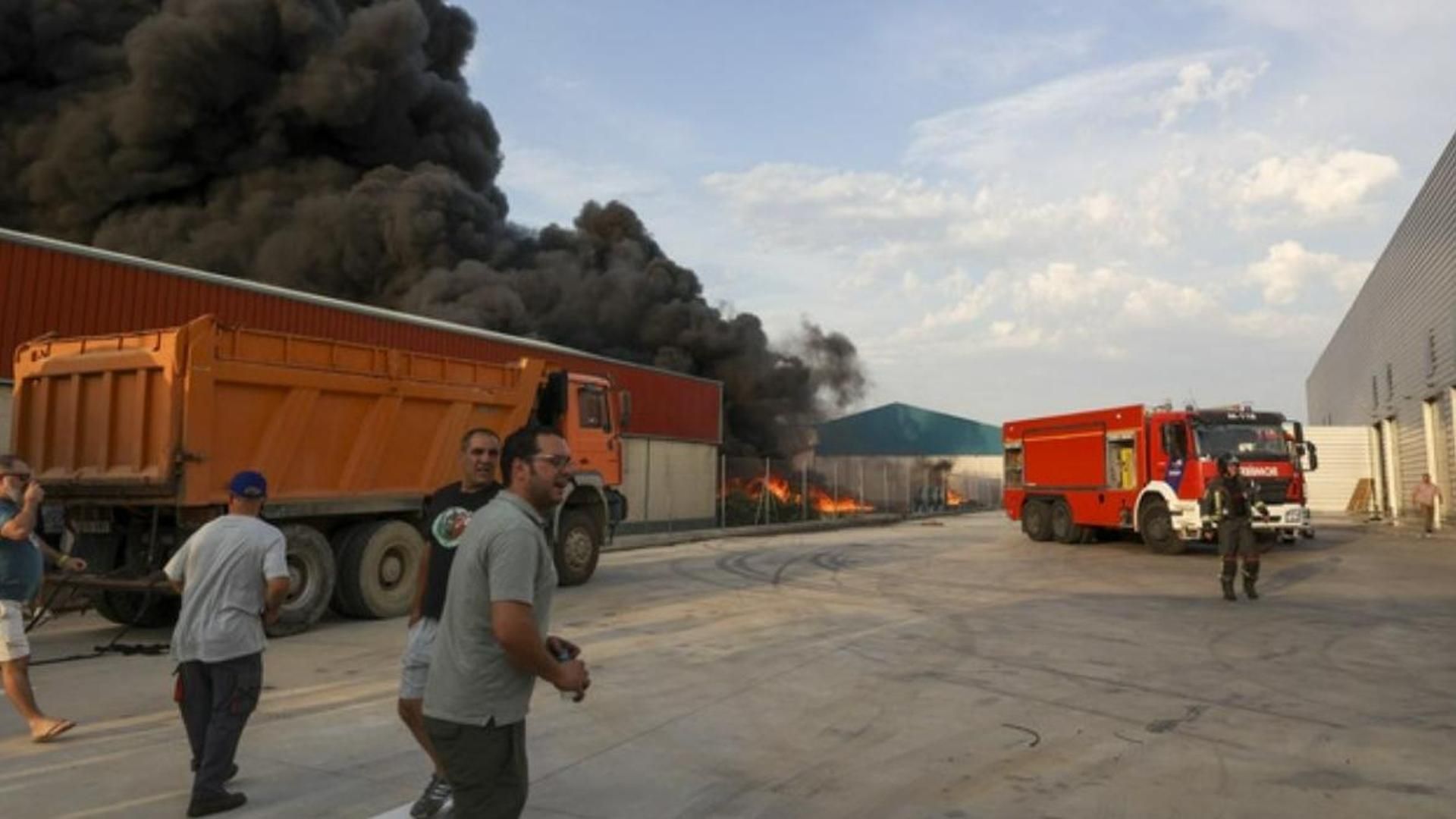 El incendio declarado en una empresa de plásticos del polígono industrial El Prado de Mérida