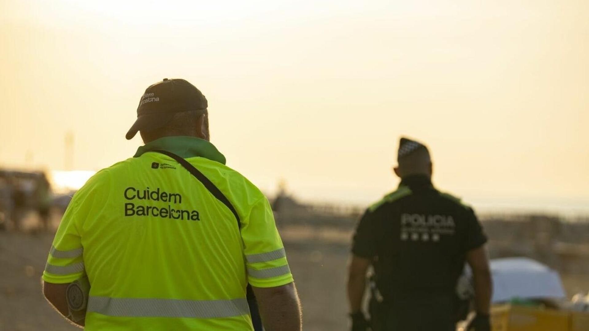 Imagen de archivo de un operario de limpieza de Barcelona, ciudad donde ha fallecido una trabajadora en plena ola de calor