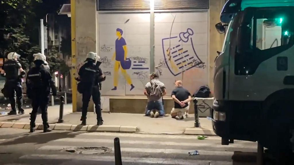 La gran protesta nocturna contra el Gobierno en Belgrado deja al menos 70 heridos y decenas de detenidos