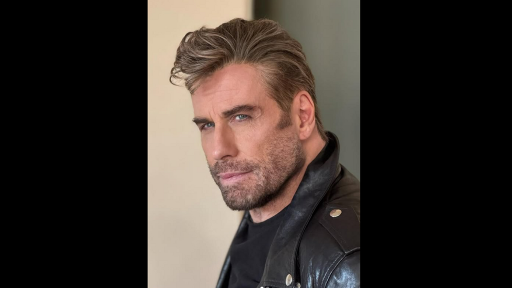 La sorpresa viral de John Travolta: aparece vestido como el mítico Danny Zuko en un evento de 'Grease'