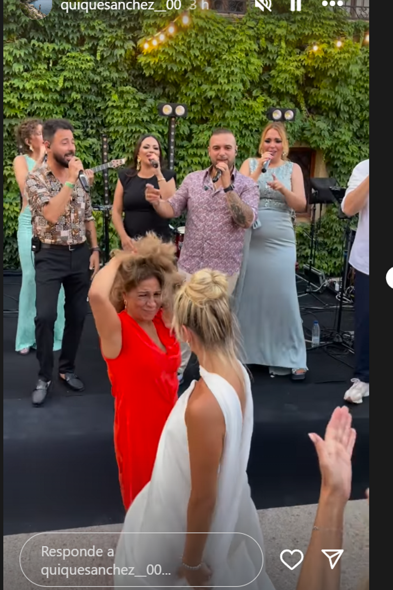 Lolita Flores y Paty Sánchez bailando en la boda