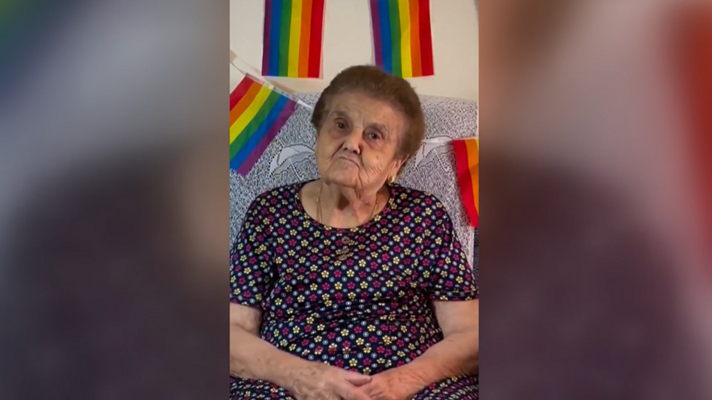 Rosario, la abuela extremeña de 93 años viral por su defensa del Orgullo: "Y seguimos luchando"