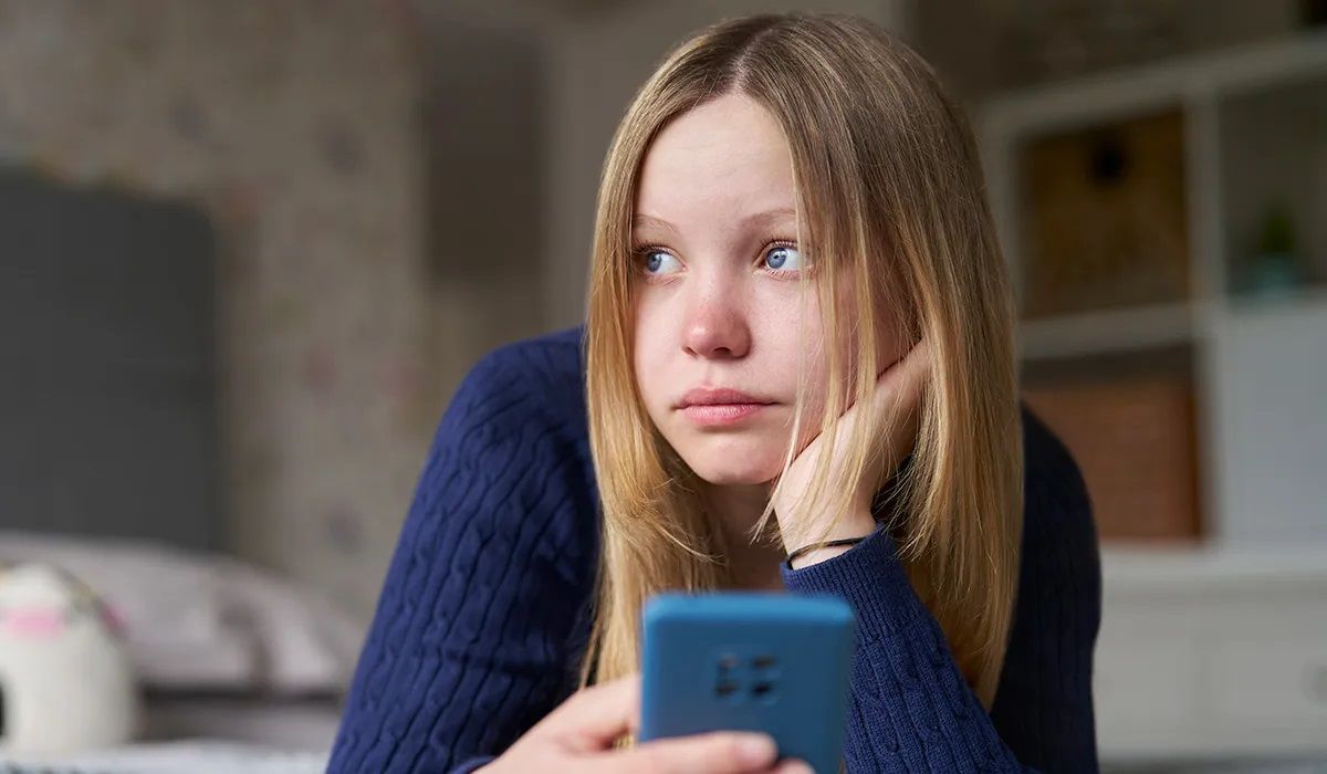 Adolescente y su móvil