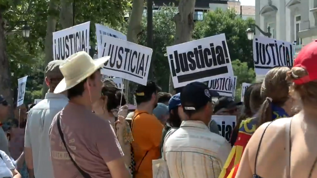 Afectados por la dana se manifiestan en el Tribunal Supremo y en el Congreso: 'Por la Verdad y la Justicia'