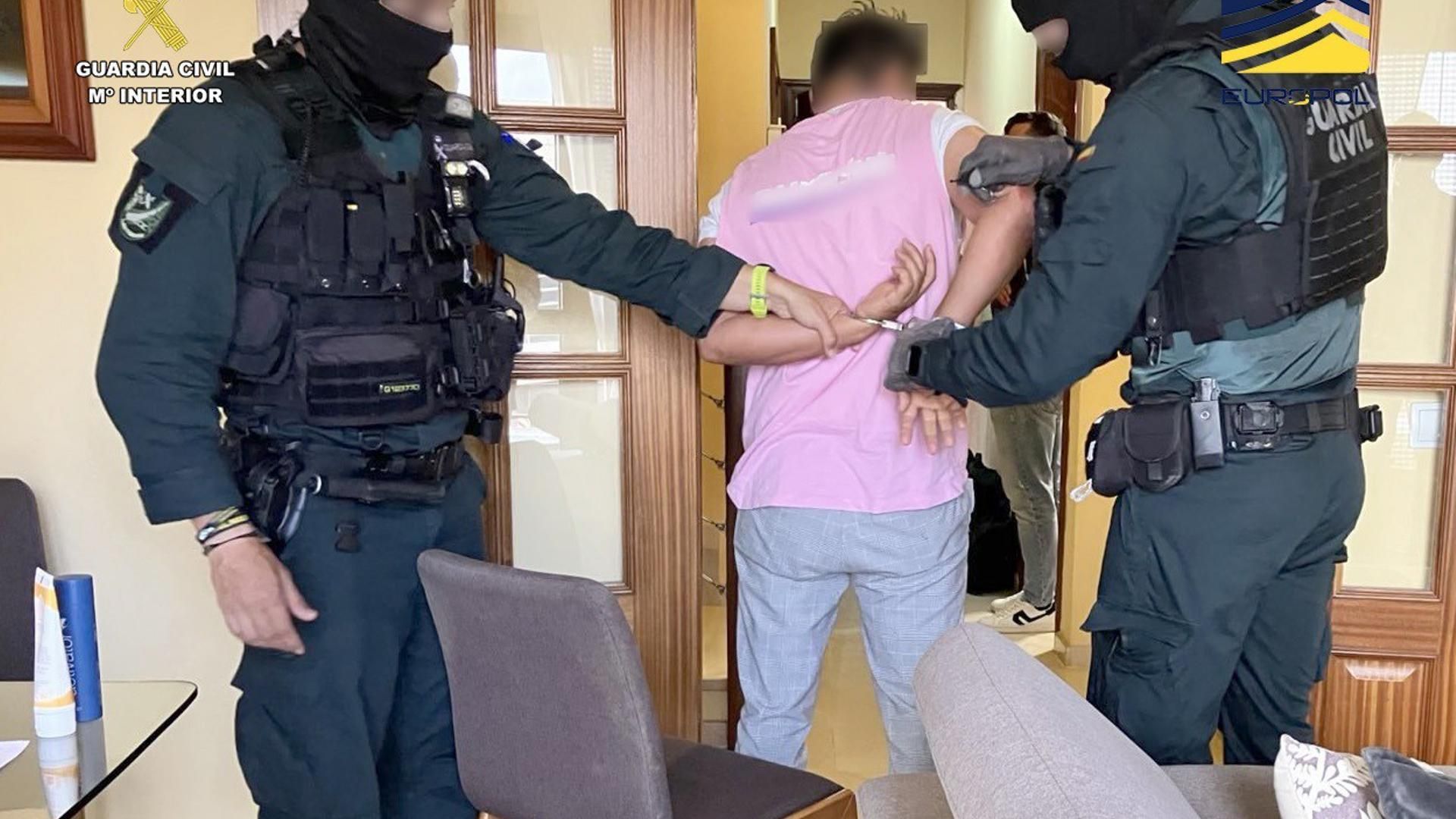 Agentes de la Guardia Civil detienen a un acusado de estafa con criptomonedas