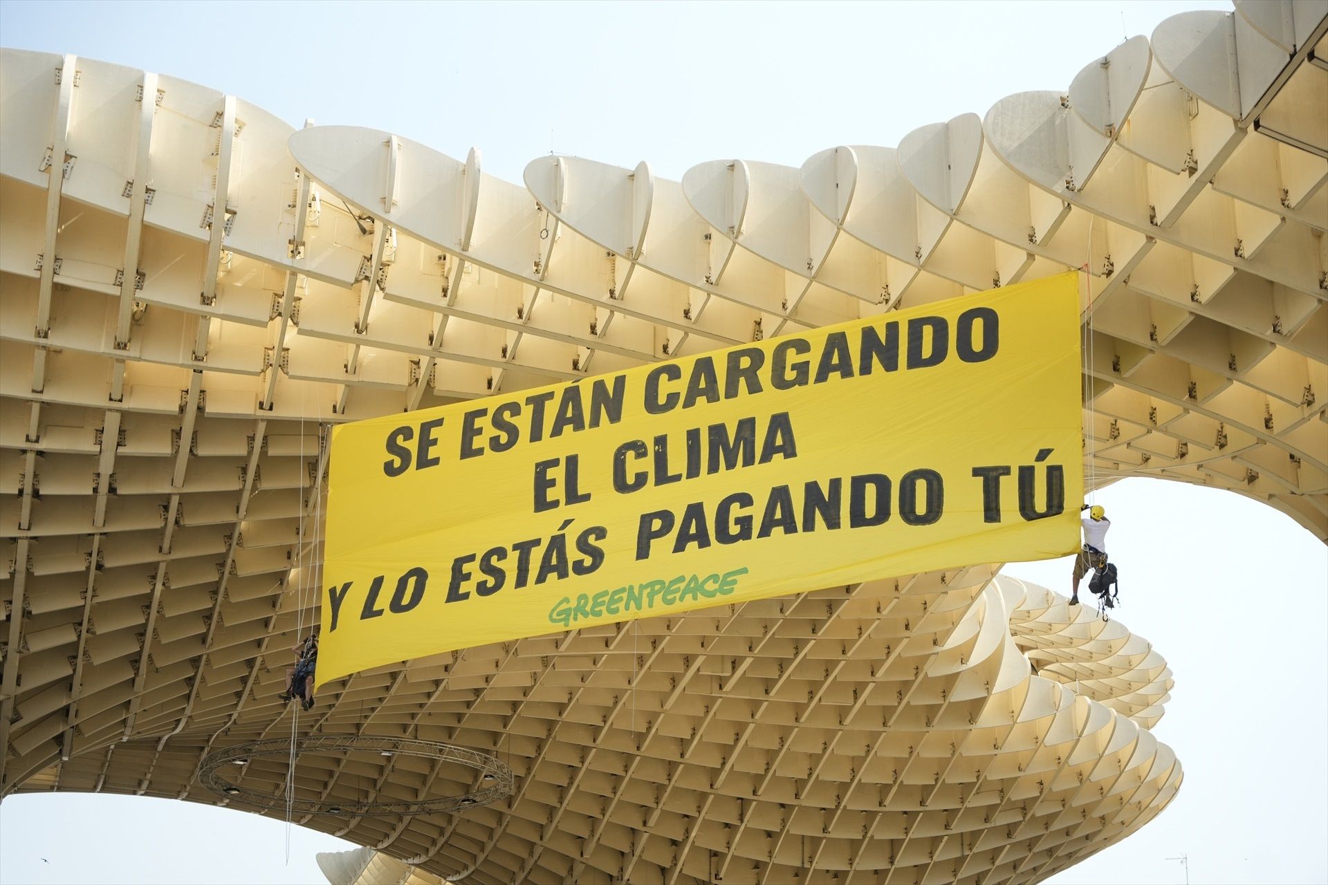 Cartel reivindicativo desplegado por Greenpeace en defensa del clima.