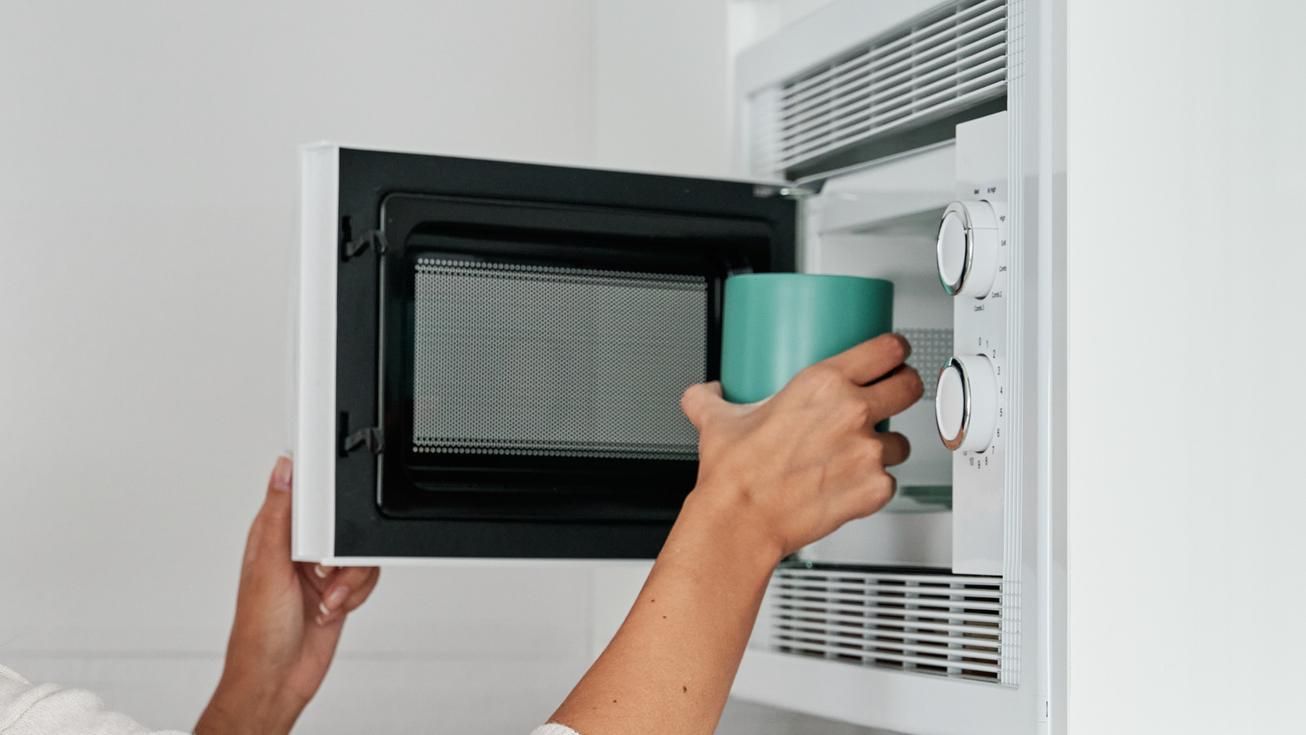 ¿Cómo calentar el agua en el microondas?