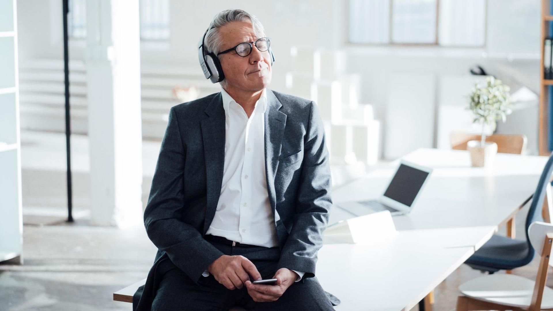 Cómo elegir la música correcta para mejorar la productividad en el trabajo
