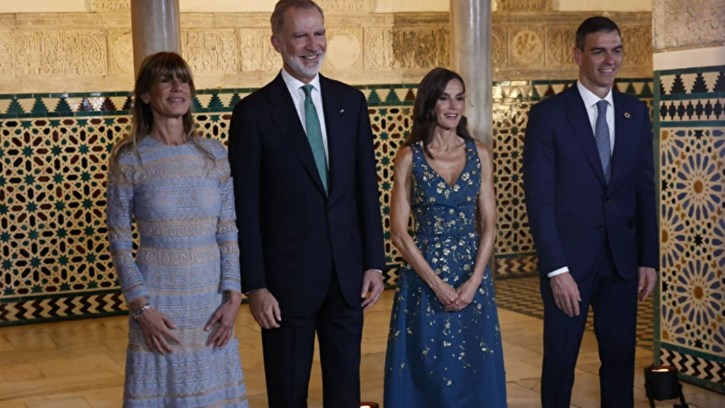 El fallo de protocolo de Pedro Sánchez durante el saludo a los reyes Felipe y Letizia en el Alcázar de Sevilla