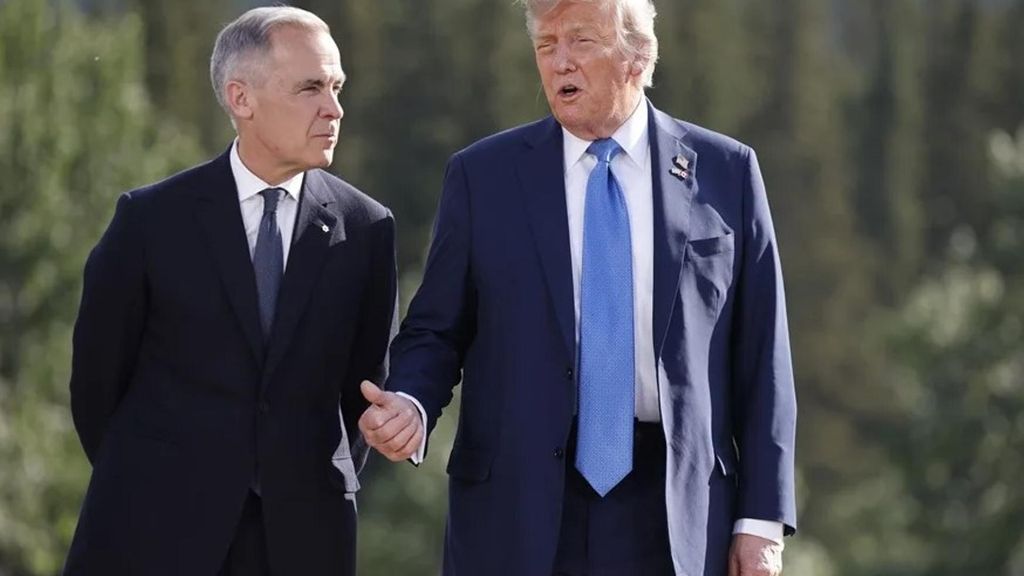 Fotografía de archivo del primer ministro de Canadá, Mark Carney (i), junto al presidente de EE.UU., Donald Trump