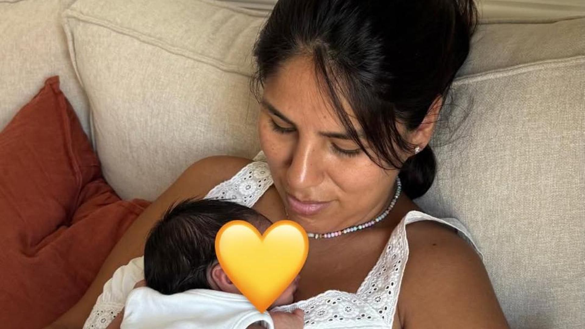 Isa Pantoja y su hijo recién nacido
