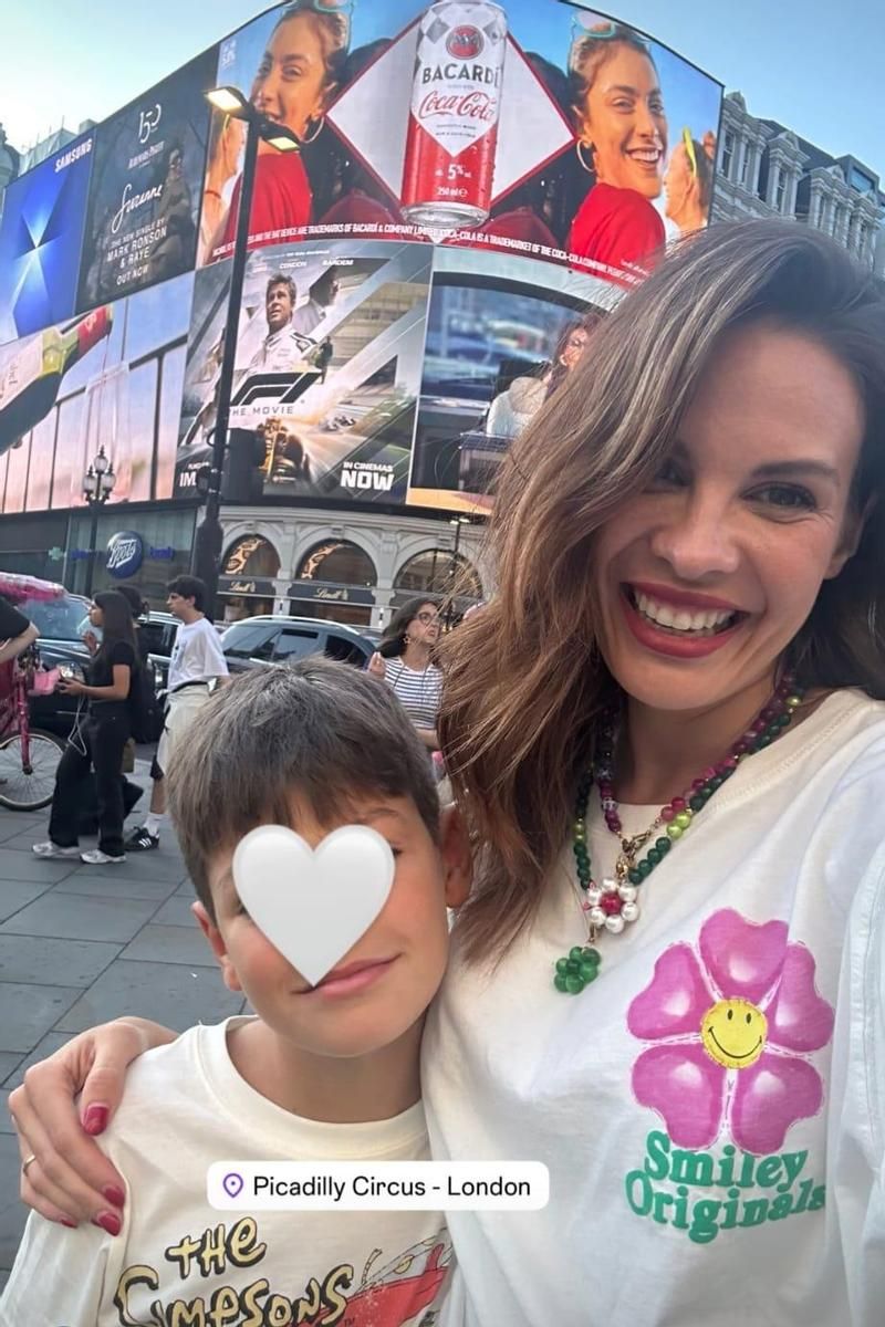Jessica Bueno posa con su hijo Jota en Londres