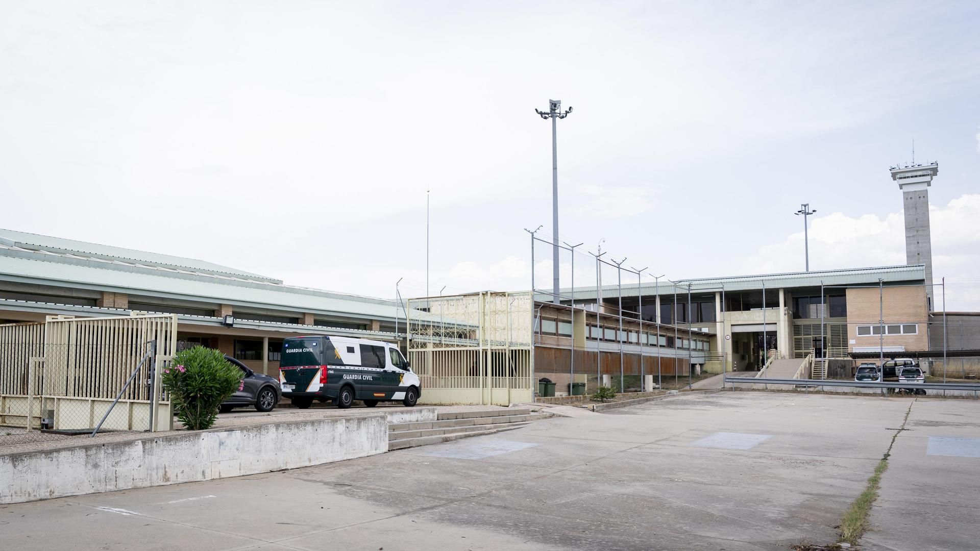 Las imágenes de la llegada de Santos Cerdán a la cárcel