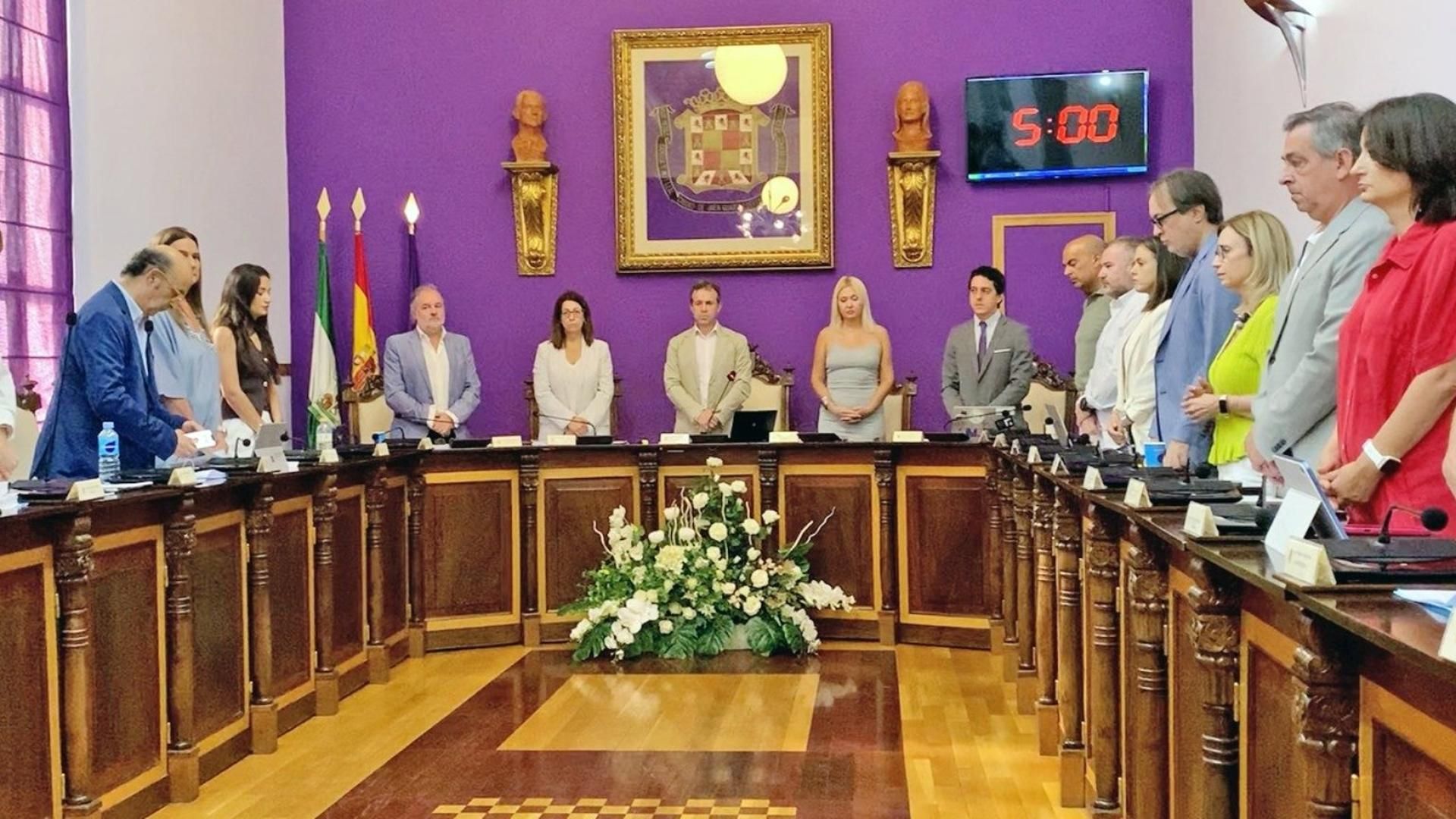 Minuto de silencio del pleno del Ayuntamiento de Jaén por el hombre fallecido, víctima de la agresión
