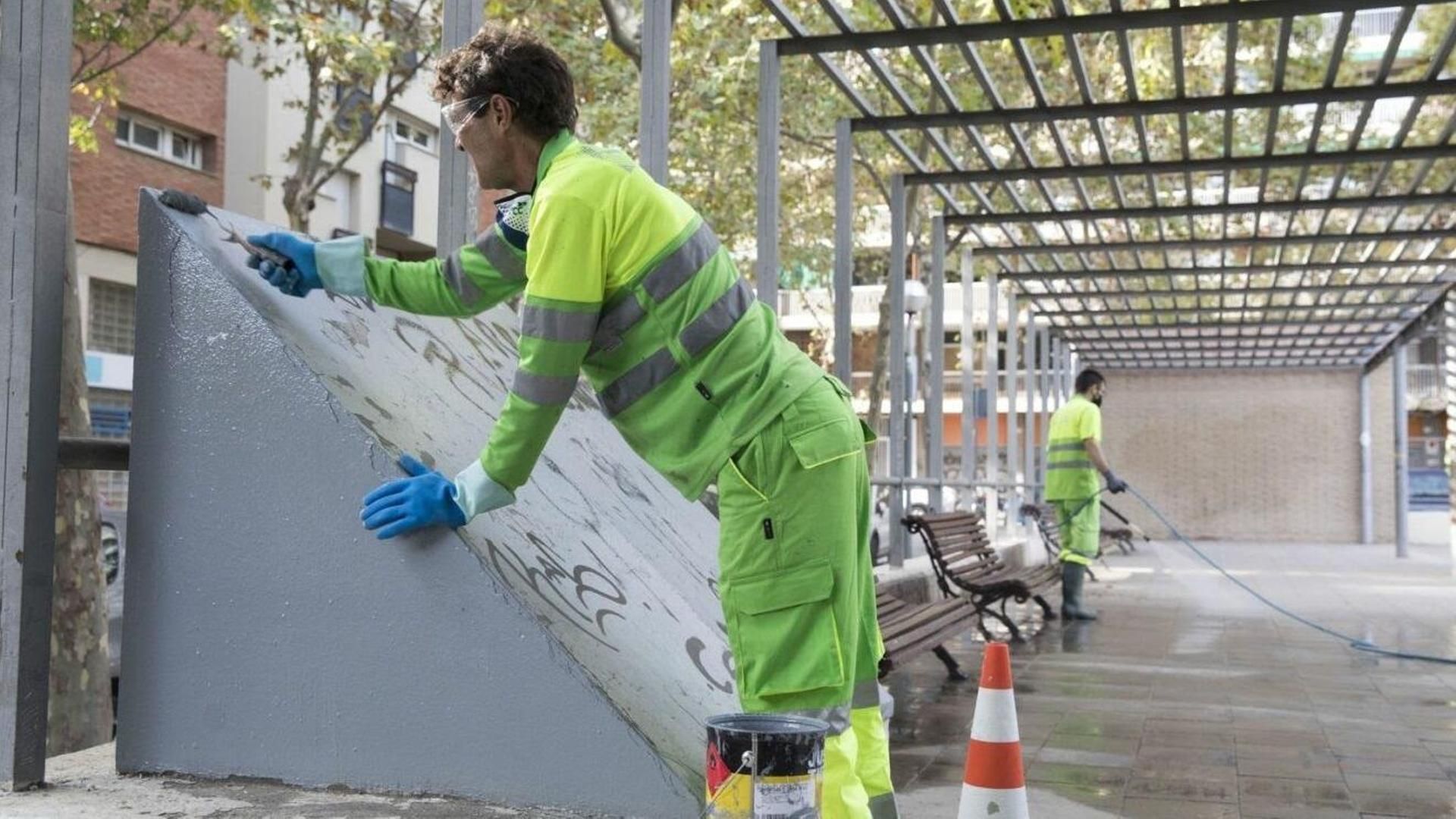 Un trabajador de la empresa FCC, en la que trabajaba la limpiadora fallecida en Barcelona