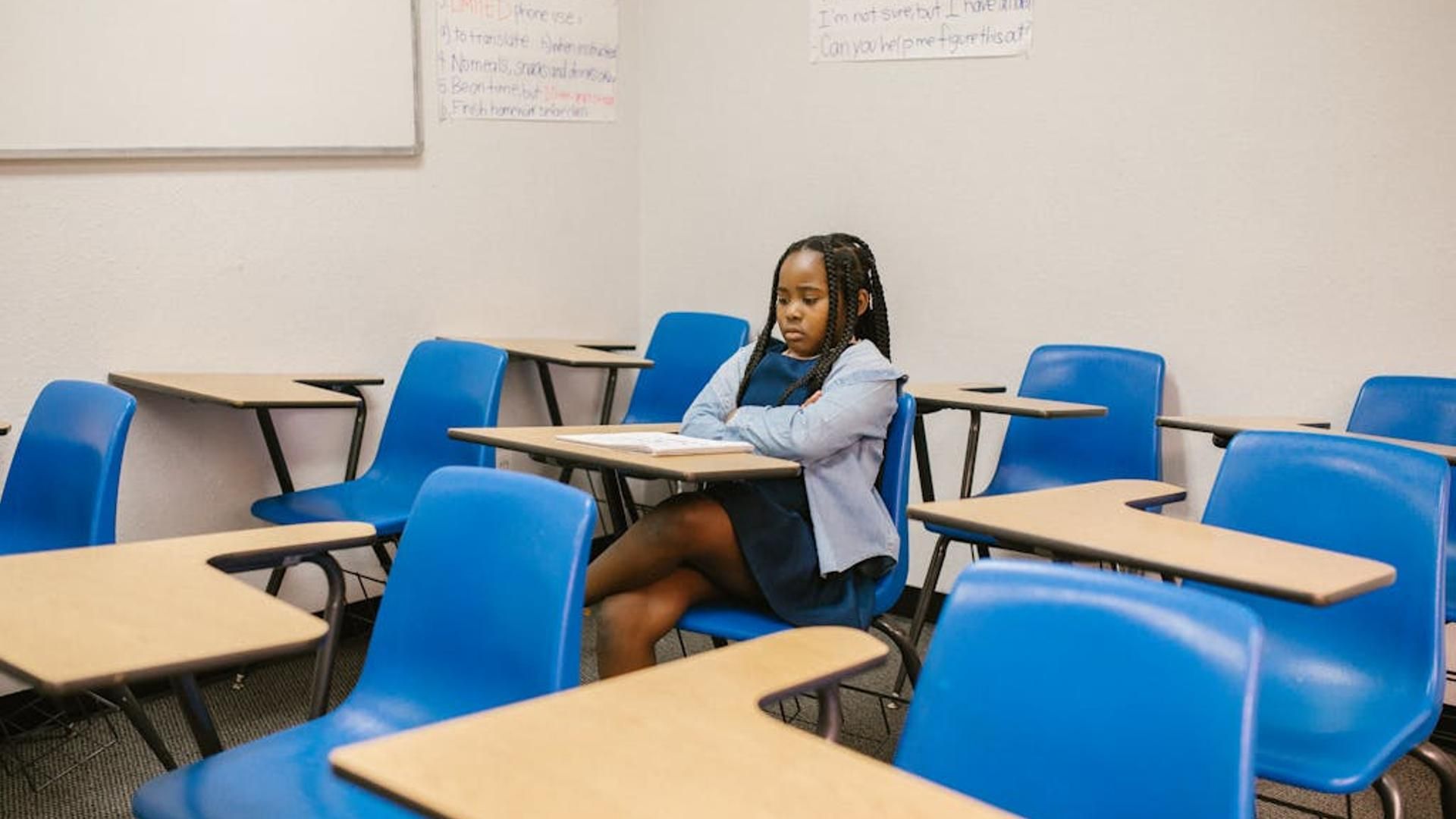 Una niña triste en clase