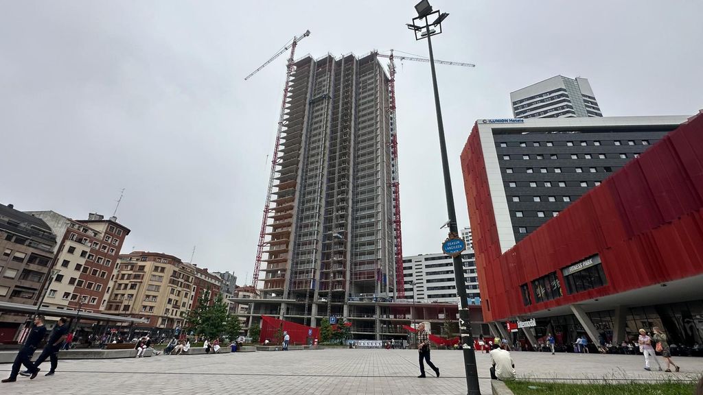 Una torre de pisos en construcción en Bilbao