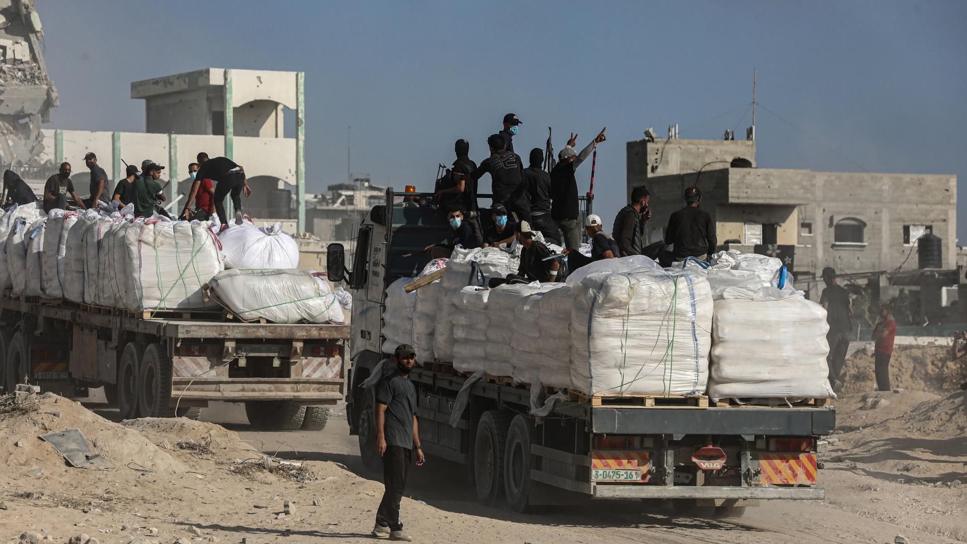 Camiones con ayuda en Beit Lahia, en el norte de la Franja de Gaza