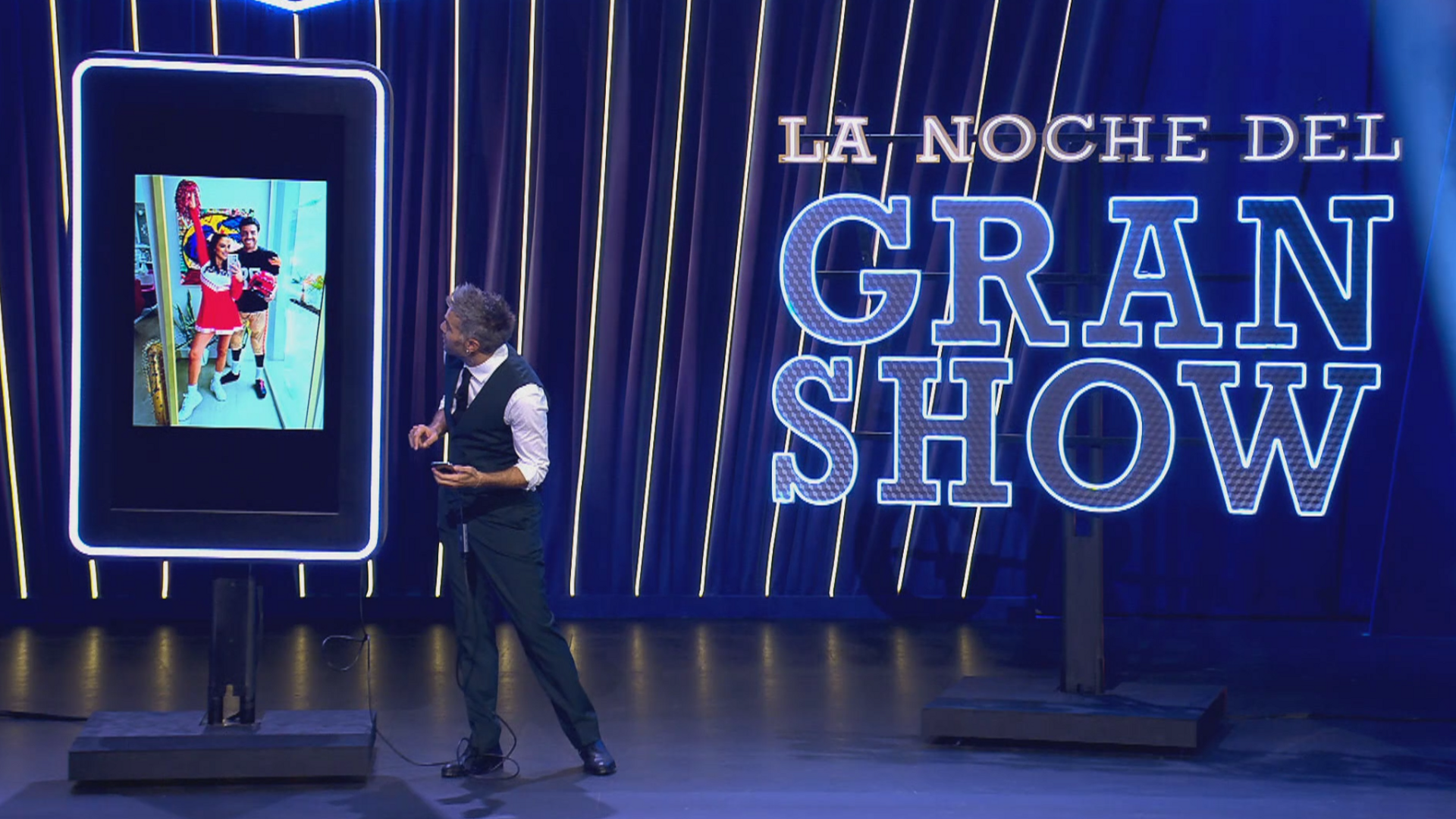 Dani Martínez se mete en la galería de fotos del teléfono de Paula Echevarría