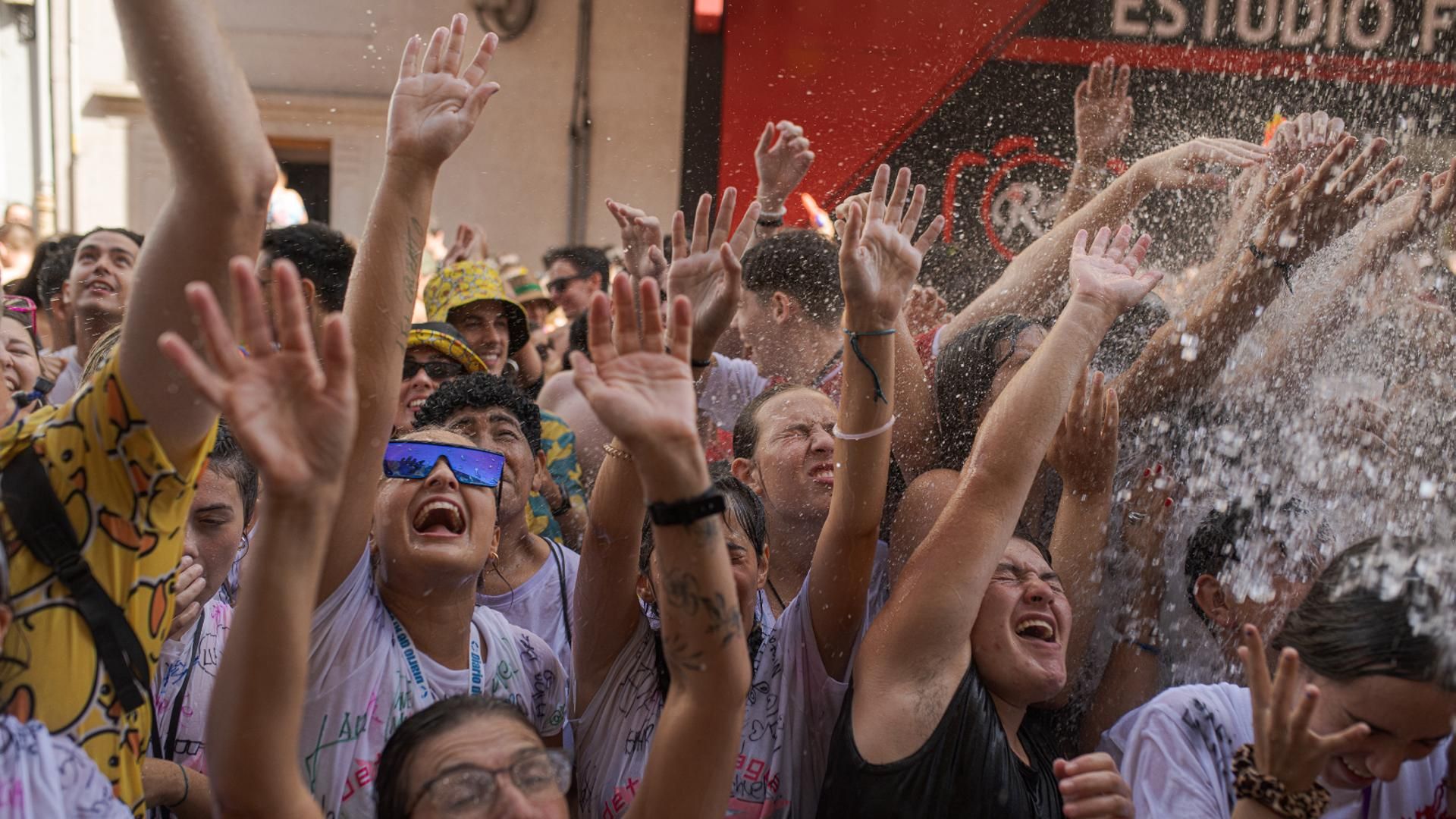 Decenas de personas durante la Fiesta del Agua en Vilagarcía de Arousa, Pontevedra Decenas de personas durante la Fiesta del Agua en Vilagarcía de Arousa, Pontevedra