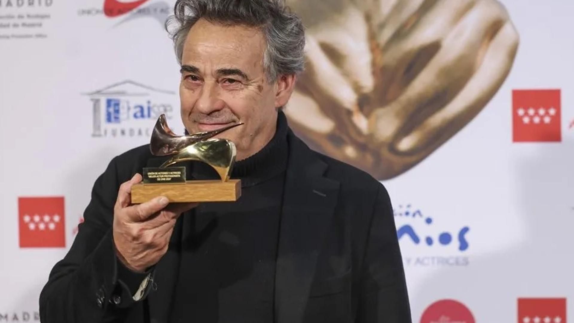 El actor Eduard Fernández posaba con el premio a mejor actor protagonista de cine, por "Marco".
