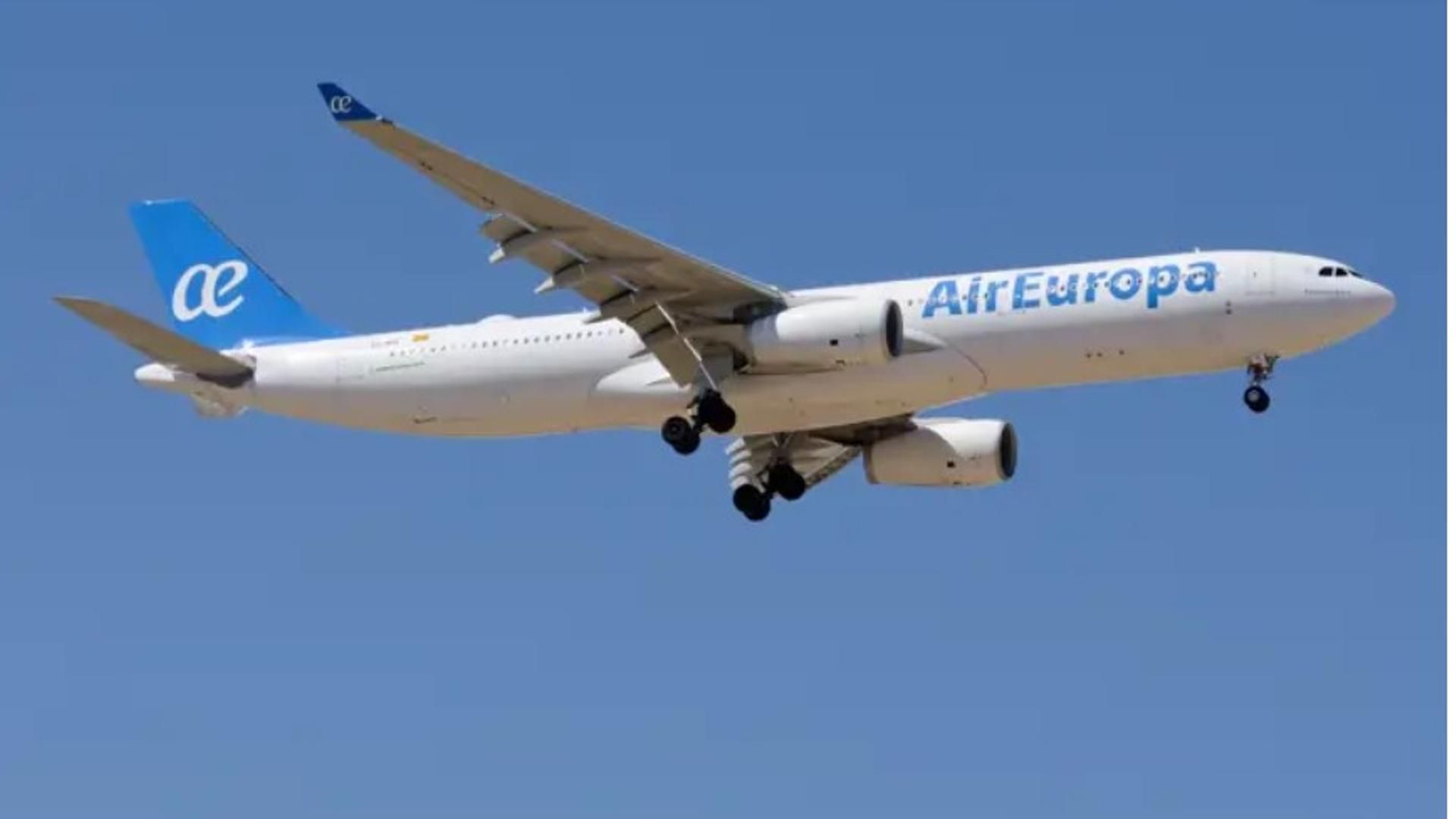 El avión de Air Europa realizó dos aterrizajes de emergencia y finalmente canceló el vuelo
