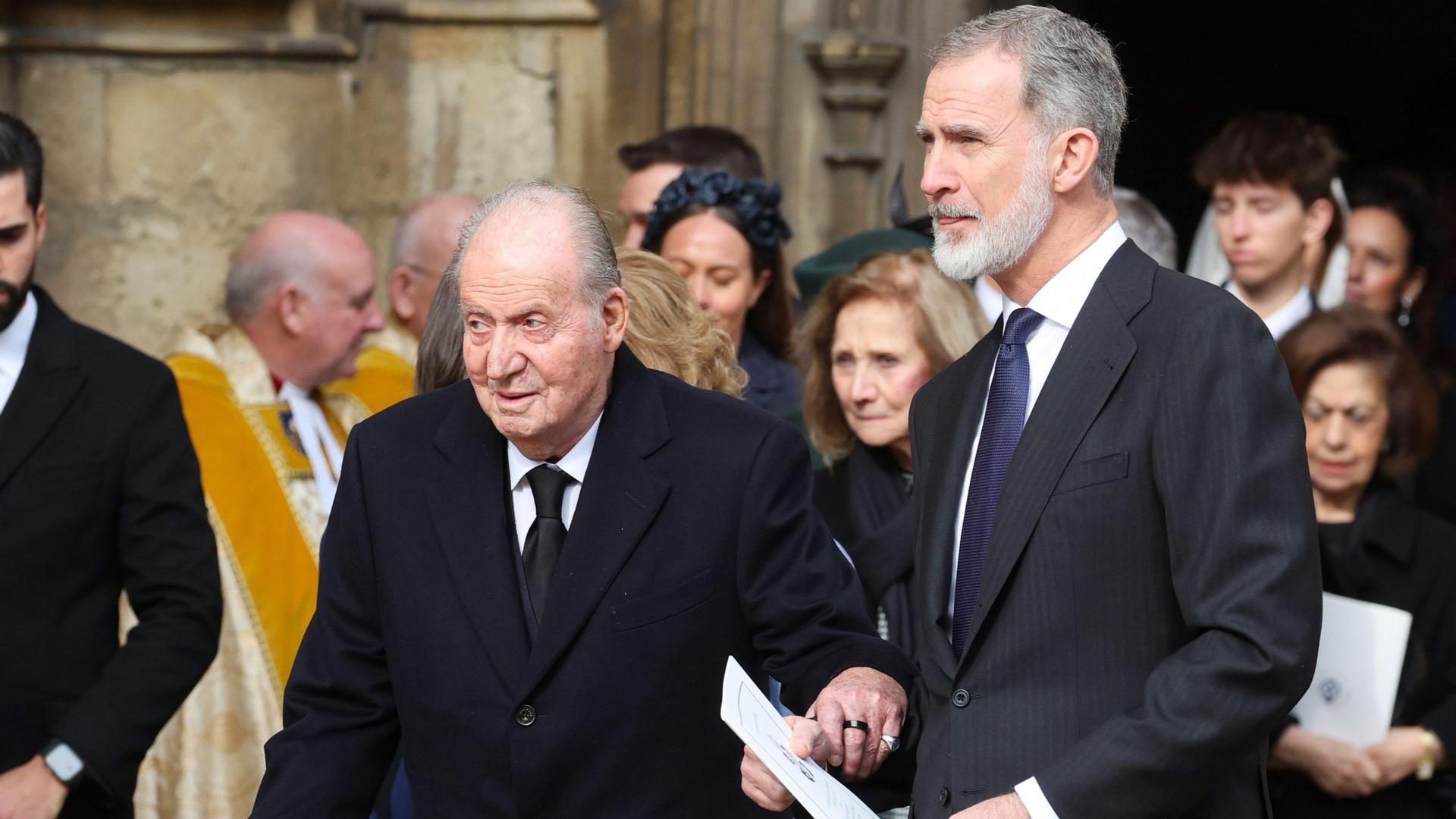 El rey emérito Juan Carlos y el rey Felipe en febrero de 2024.