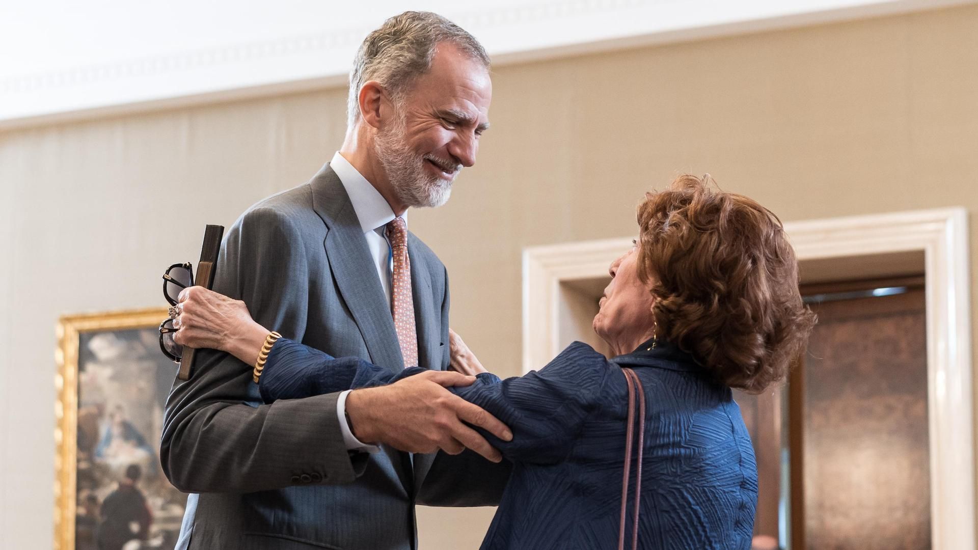 El rey Felipe VI y su antigua profesora, la directora de la Real Academia de la Historia, Carmen Iglesias