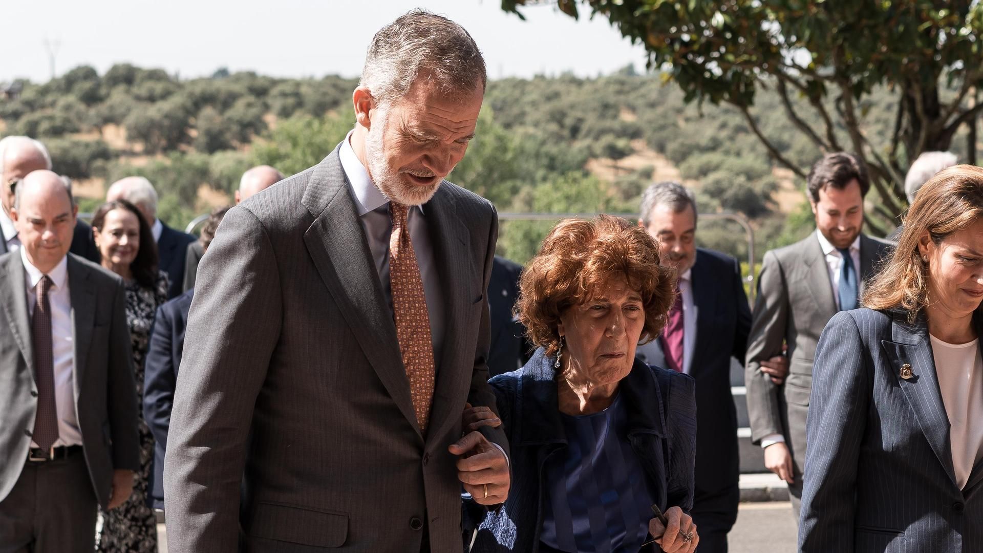 El rey Felipe VI y su antigua profesora, la directora de la Real Academia de la Historia, Carmen Iglesias
