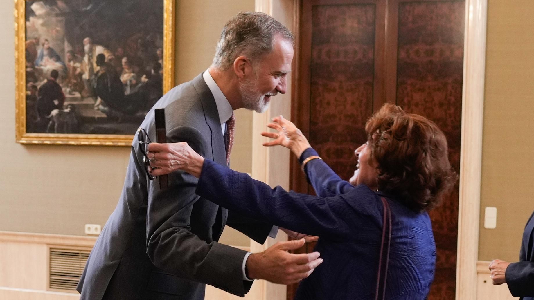 El rey Felipe VI y su antigua profesora, la directora de la Real Academia de la Historia, Carmen Iglesias