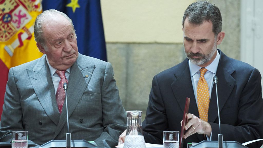 El rey Juan Carlos I y el rey Felipe VI, en 2017