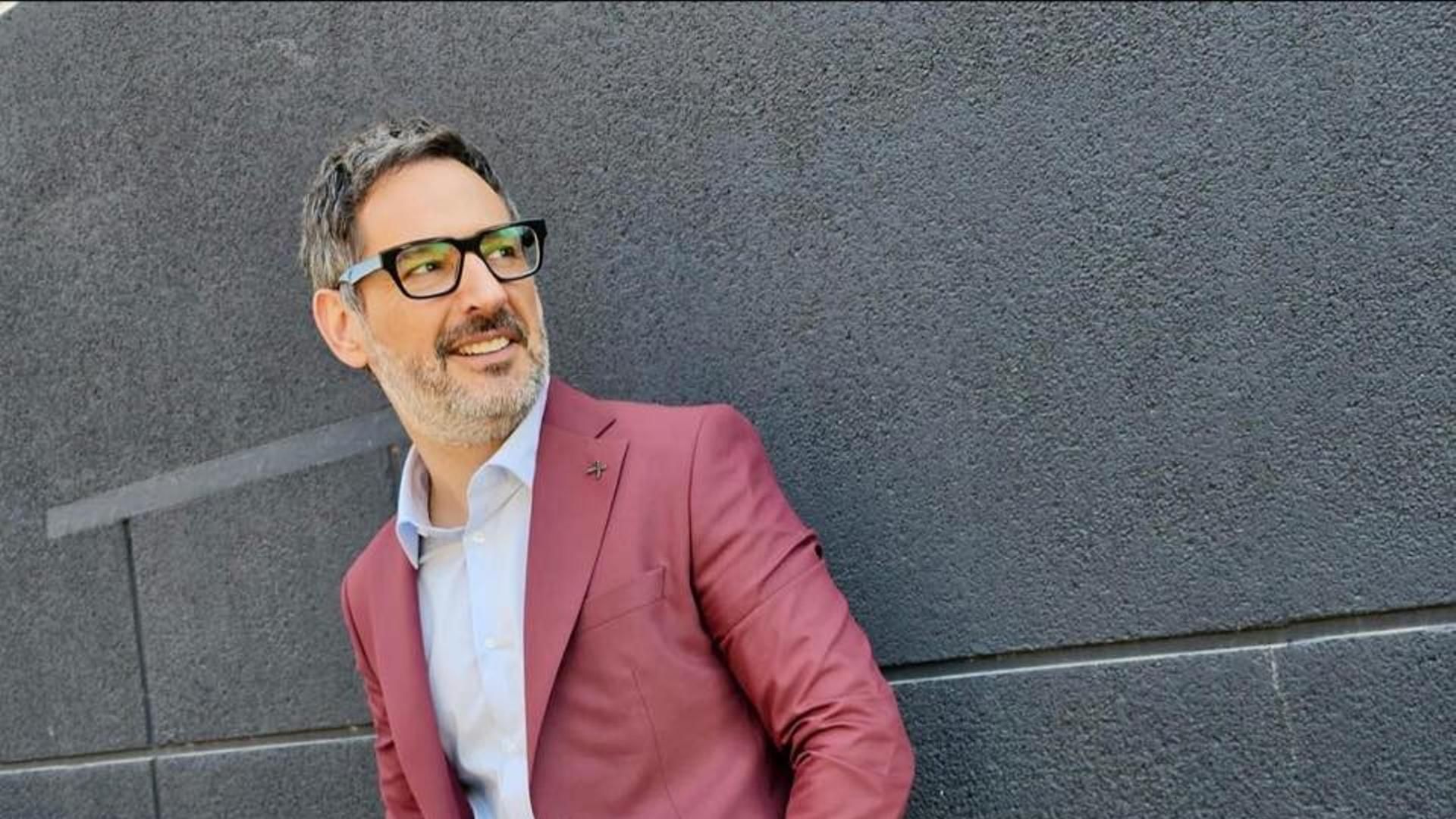 Eugeni Alemany con un traje fucsia