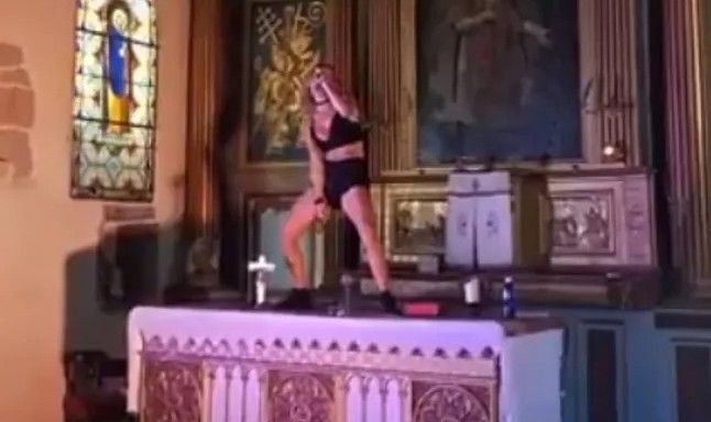 Frame del momento en el que la actriz simula la masturbación con un crucifijo