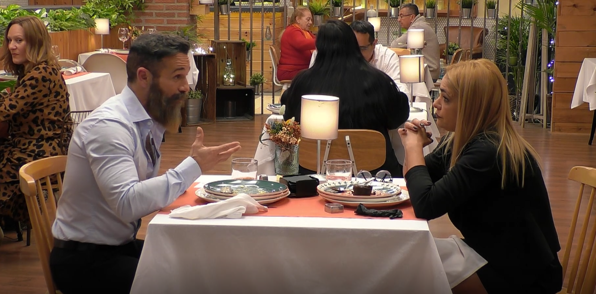 La cita transcurre entre zascas y silencios incómodos entre Rafa y Mónica