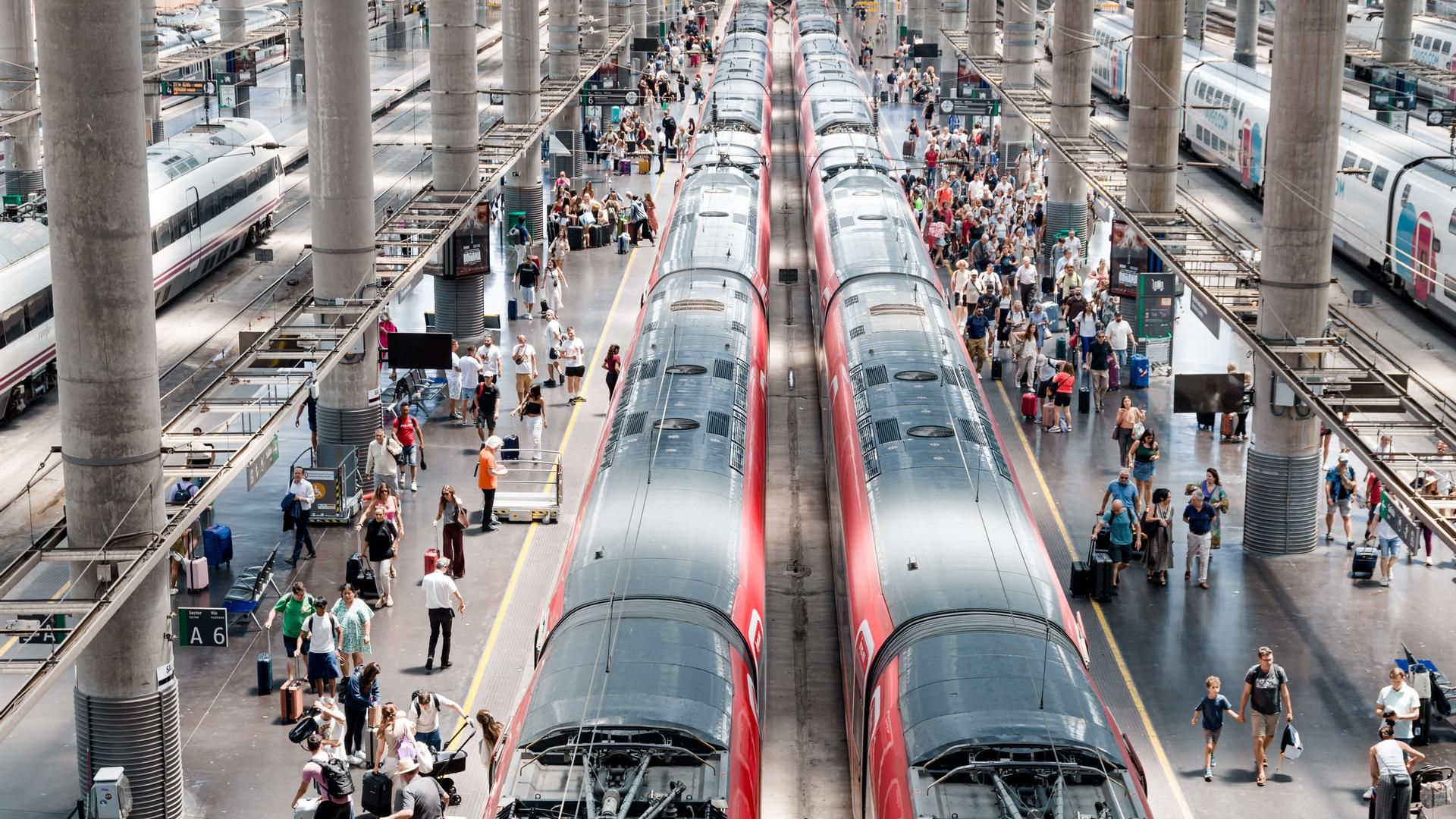 La indignación de miles de viajeros de Renfe, parados durante horas de madrugada tras una incidencia: "Esto es una vergüenza"