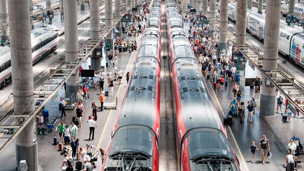 La indignación de miles de viajeros de Renfe, parados durante horas de madrugada tras una incidencia: "Esto es una vergüenza"