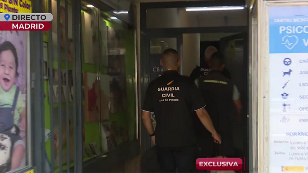 Los agentes de la Guardia Civil entran en la vivienda