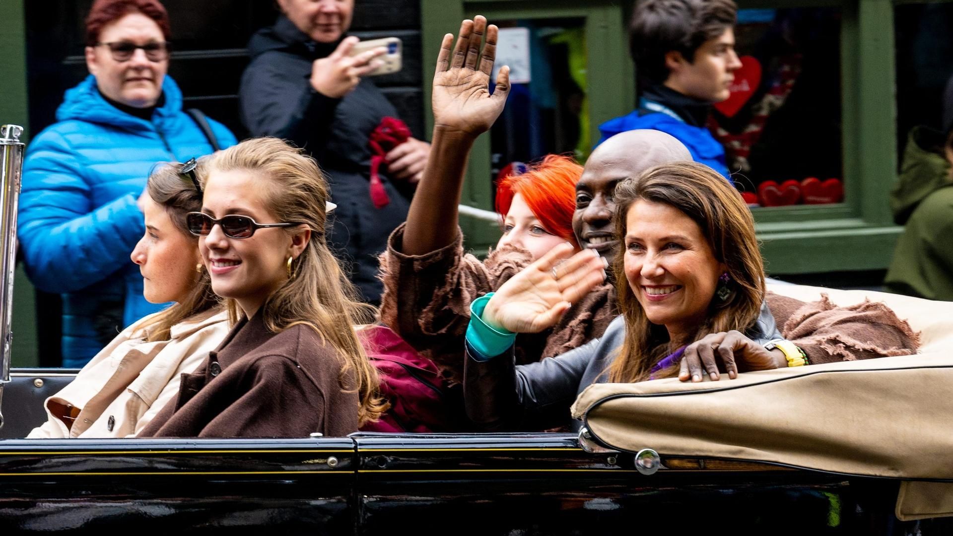 Marta Luisa, Durek Verret y las hijas de la princesa