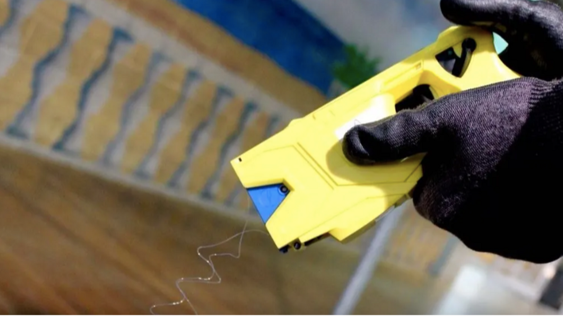 Reclaman el uso de pistolas táser para la Guardia Urbana de Barcelona