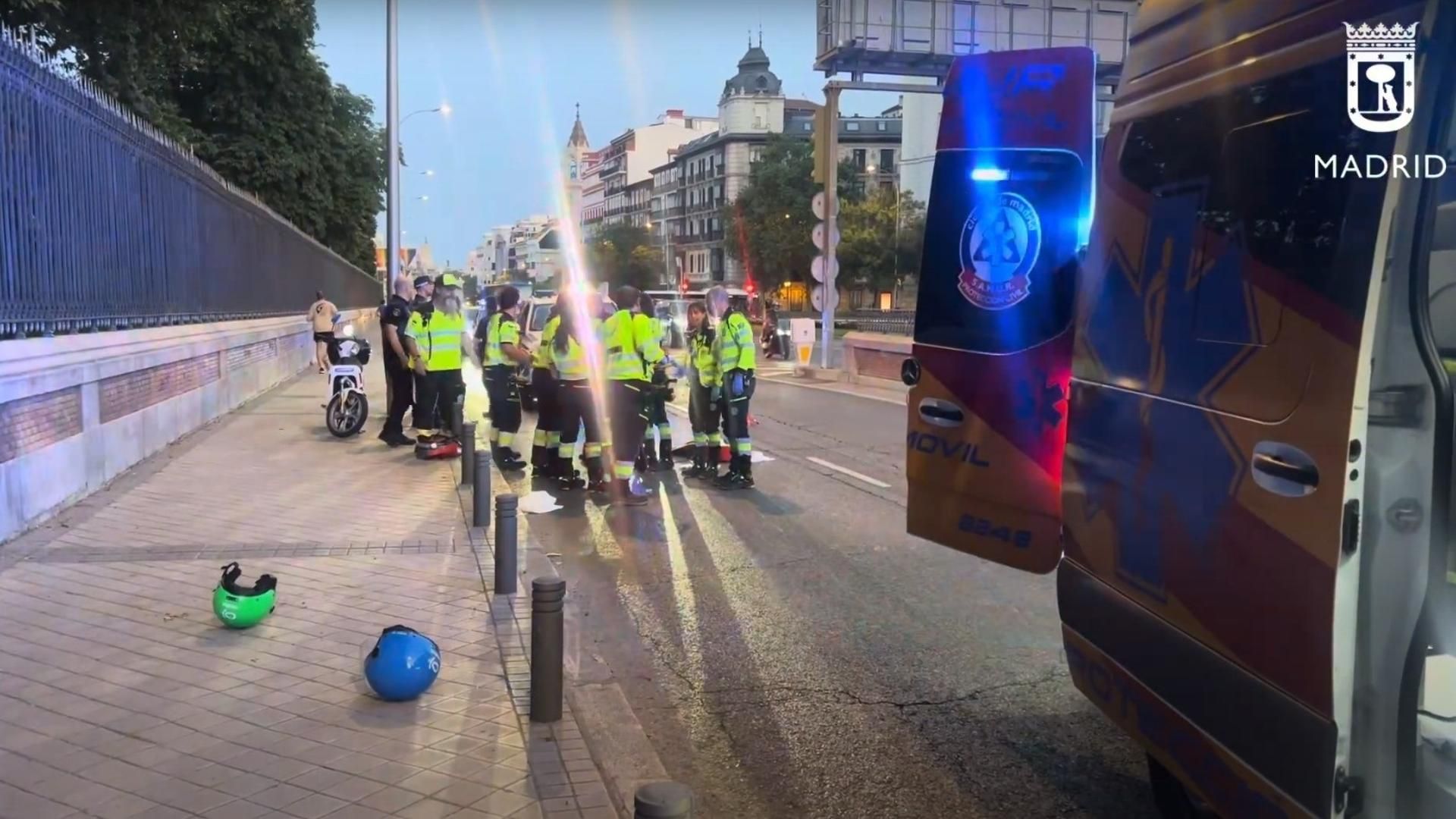 Samur Protección Civil atiende a un hombre tras haber sido atropellado por un motorista que se ha dado a la fuga