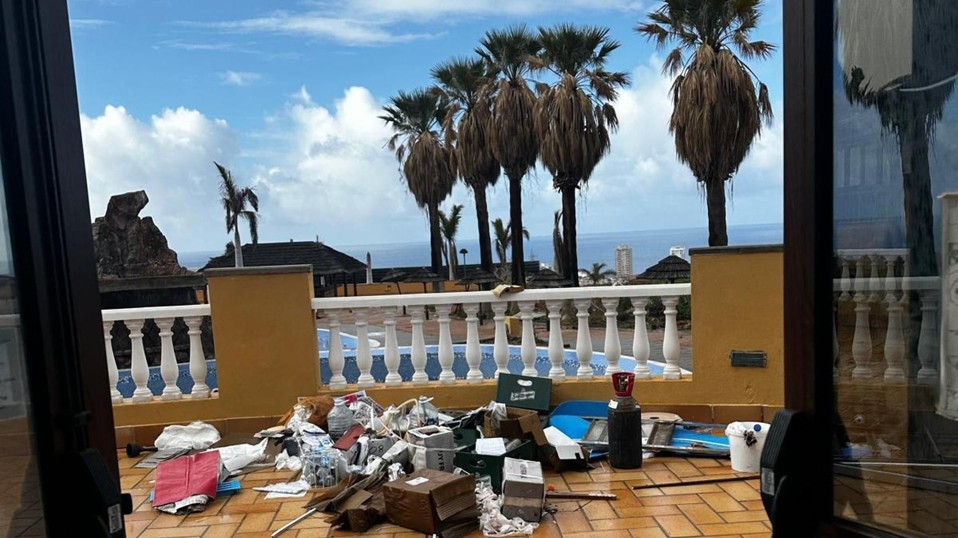 Una de las terrazas del hotel, donde se aprecia, además de basura, una bombona de butano