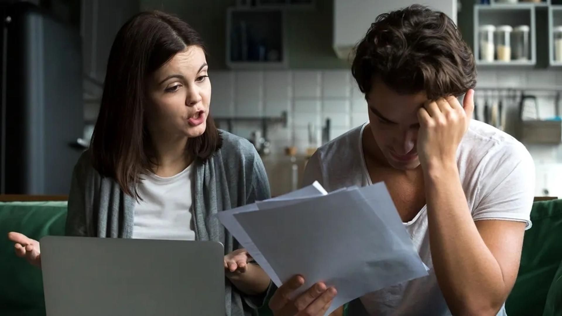 Una pareja revisando su situación financiera